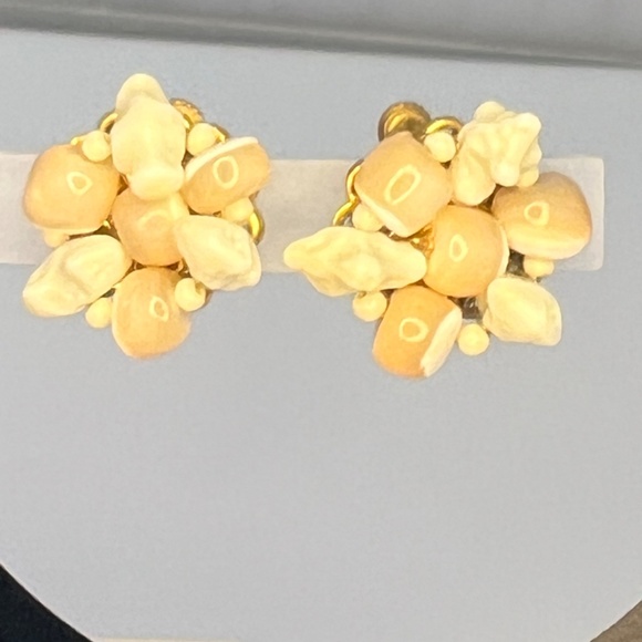 Miriam Haskell Earrings Vintage Signed  Faux Coral Shell Beaded Clip/ Screw back - Picture 3 of 16